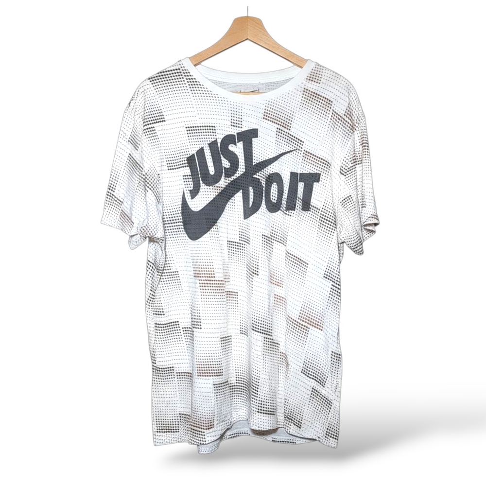 Nike Men's White and Black Graphic Tee